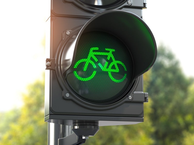 Esteja atento aos ciclistas e pedestres.