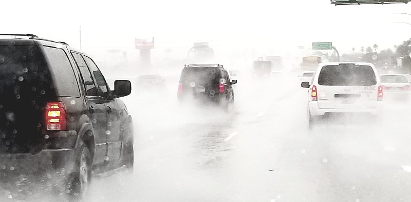 É importante reduzir a velocidade ao dirigir na chuva.