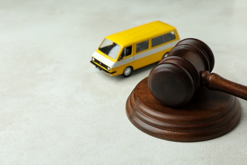 Dentre as consequências de comprar uma carteira de motorista, além das multas, estão a prisão e a suspensão do direito de dirigir