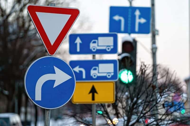 Entendendo os sinais de trânsito: Guia para iniciantes – Clínica POP