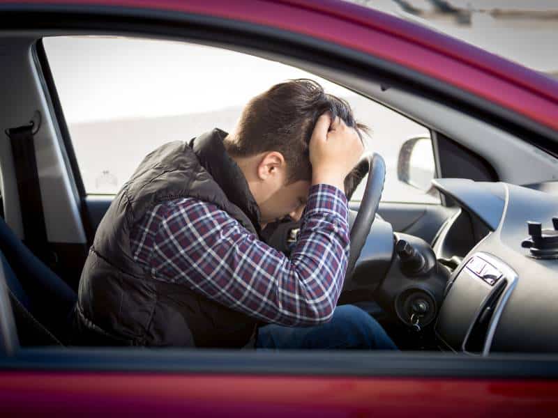 Jovem com CNH provisória segura notificação de infração no carro