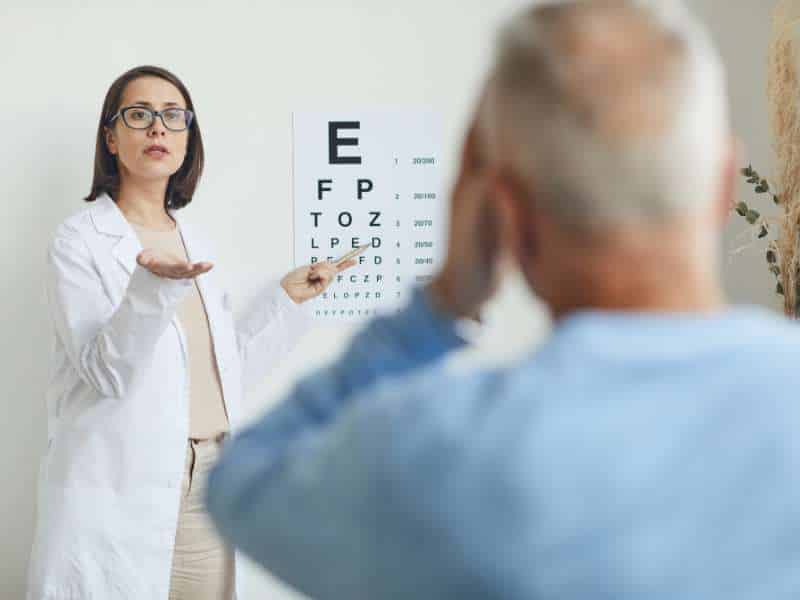 Exame médico para renovação de CNH, com um motorista fazendo um teste de visão.