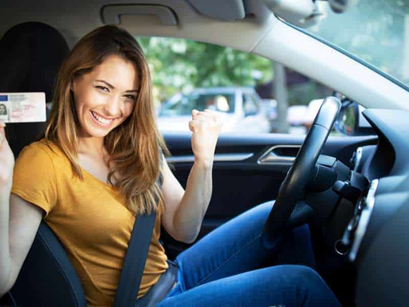 motorista segurando a Carteira Nacional de Habilitação (CNH)